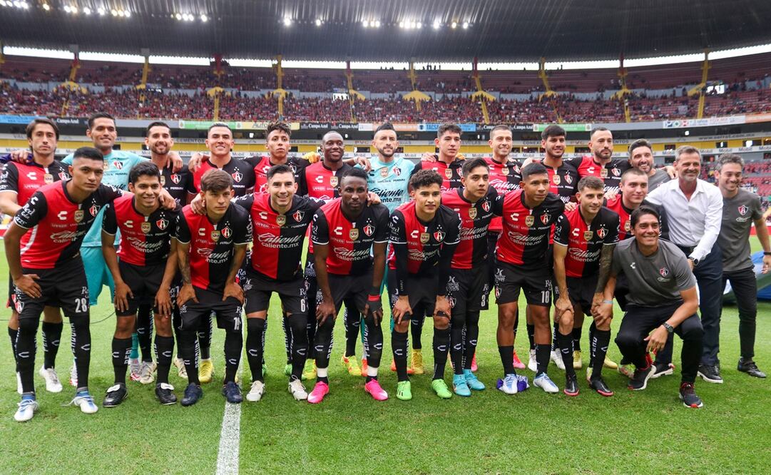El plantel rojinegro en el último partido de Diego Cocca al frente del Atlas / Foto: Imago7