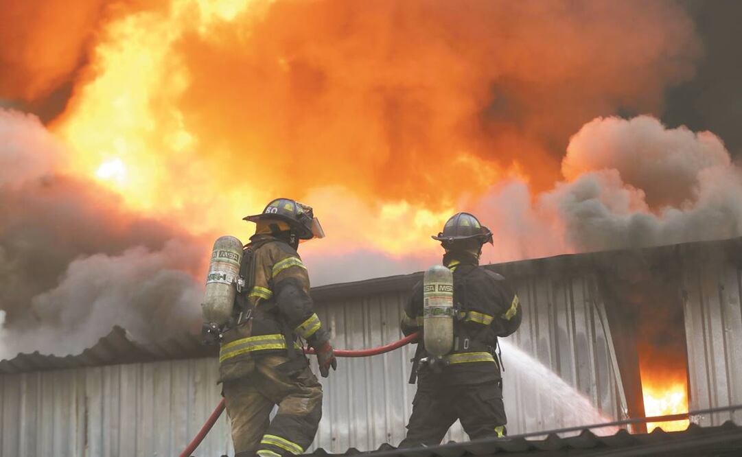 Por el incendio en la fábrica en Benito Juárez cinco bomberos y un directivo resultaron lesionados, sin necesitar traslado al hospital. Foto: Valente Rosas/ EL UNIVERSAL.
