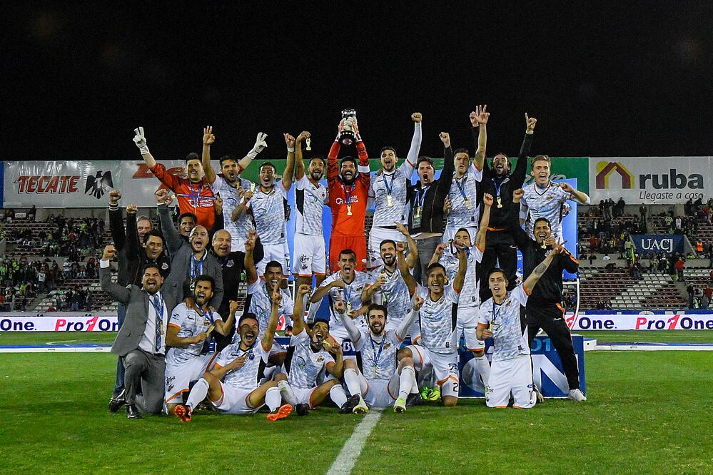 Imago7. Jugadores de Alebrijes en festejo con el trofeo de campeón, durante el partido de vuelta de la final del Ascenso 