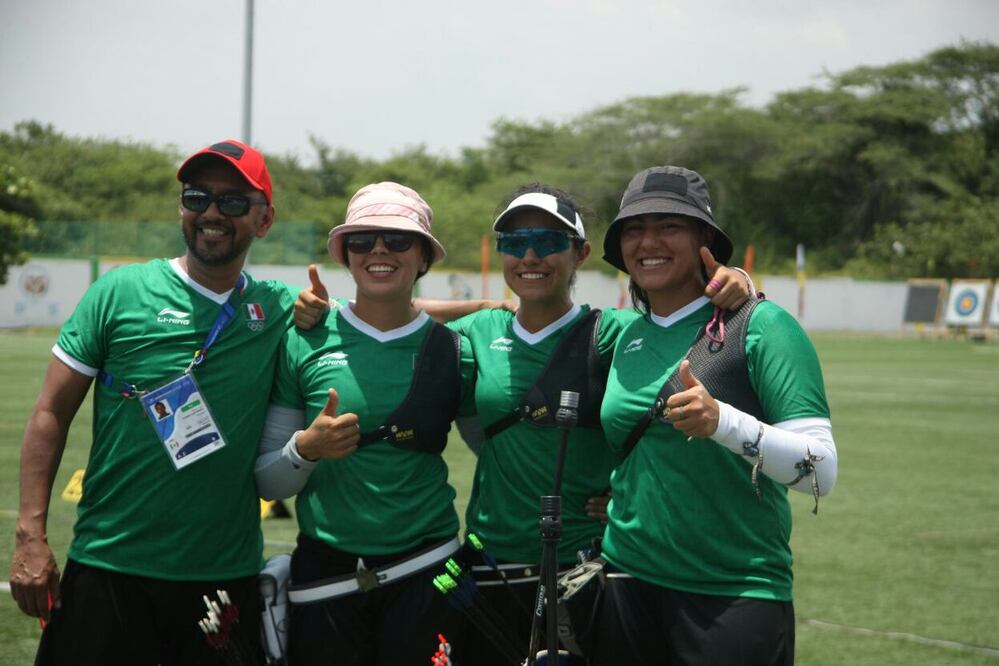 El equipo mexicano femenil se muestra contento por la medalla de oro en Tiro con Arco en Barranquilla 2018. @COM_Mexico