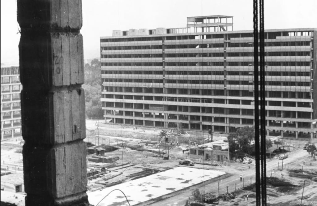 Aspecto de las obras para la construcción del Centro Médico Nacional del Instituto Mexicano del Seguro Social, en la colonia Doctores, inaugurado en mayo de 1961. Otras unidades de especialidades del enorme complejo fueron abiertas al público en el año de 1963. Crédito: Col. Villasana-Torres