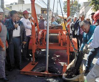 Desazolvan drenaje en Iztapalapa para evitar inundaciones