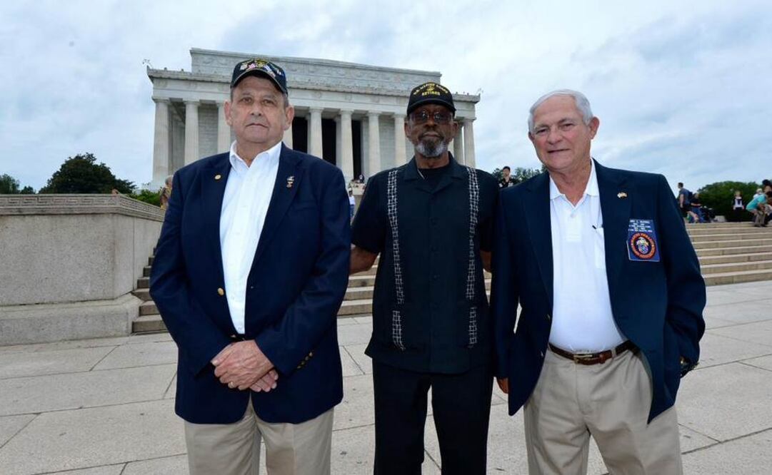 Los tres marines, quienes viajarán a la isla acompañando a Kerry, recordaron que años después de su salida de la isla, con frecuencia hablaban de volver a la isla para izar nuevamente la bandera (Foto: @StateDept)