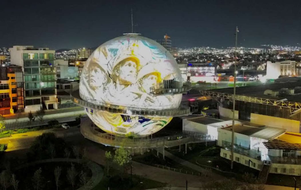 El emblemático balón que alberga el Salón de la Fama del Futbol Internacional se transformó en el escenario del videomapping  “Pachuca: viento, futbol y corazón de plata”. Foto: Especial
