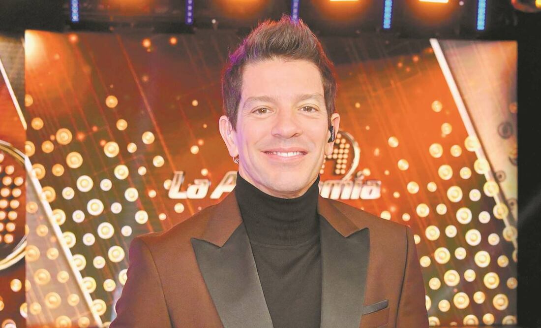 El sonorense explica que sus asesores le ayudan a mejorar como anfitrión del reality; a veces le ganan los nervios, pero lo disfruta. Foto: Azteca