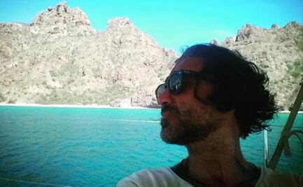 Alejandro Fernández navega por el Mar de Cortés