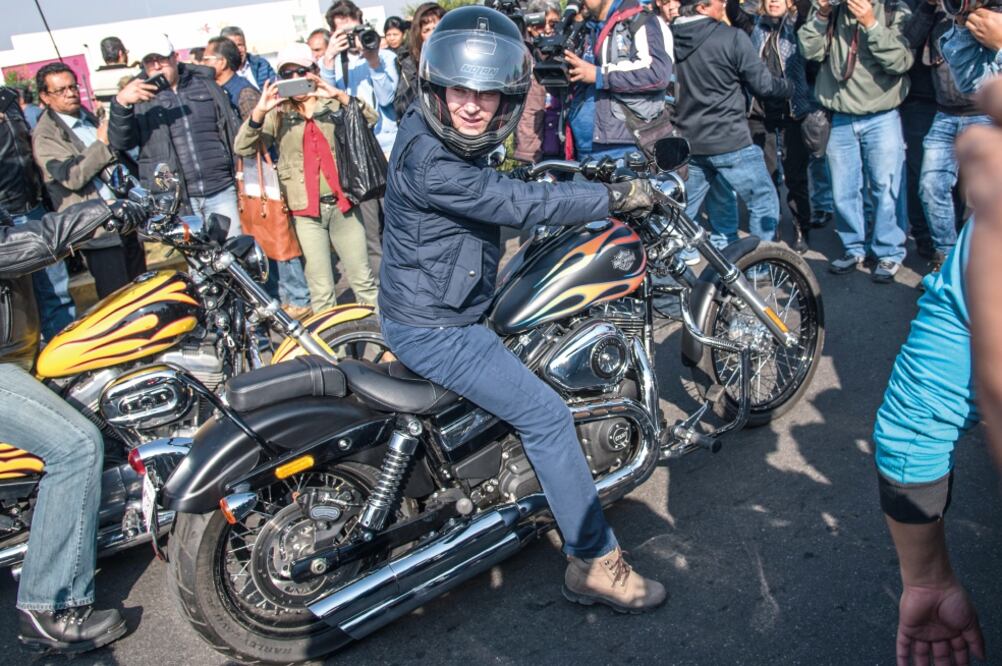 Ricardo Anaya recorrió por 20 minutos las avenidas Bordo de Xochiaca y Adolfo López Mateos, hasta Pantitlán. Foto: MARIO JASSO. CUARTOSCURO