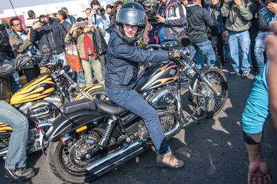 Anaya sale a rodada por calles de Neza