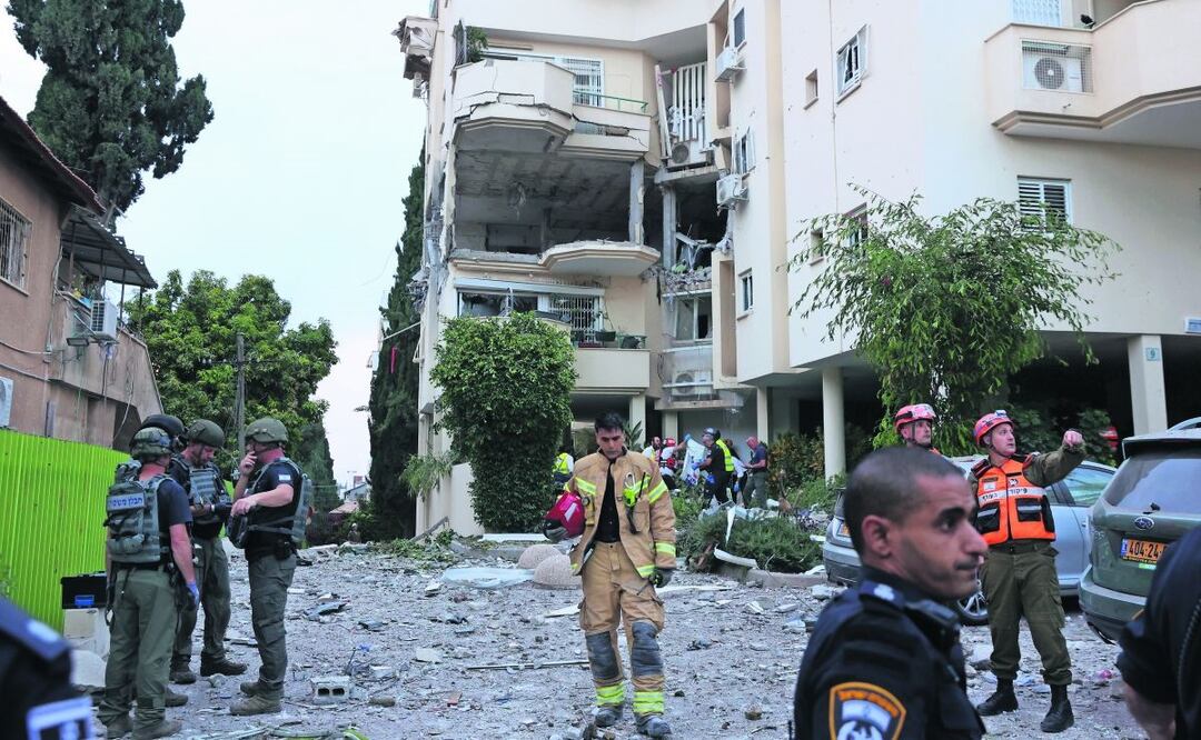 Equipos de emergencia israelíes trabajan en el lugar donde un misil disparado desde la Franja de Gaza impactó directamente contra un edificio residencial en la ciudad central de Rehovot, Foto: Abir Sultan / EFE