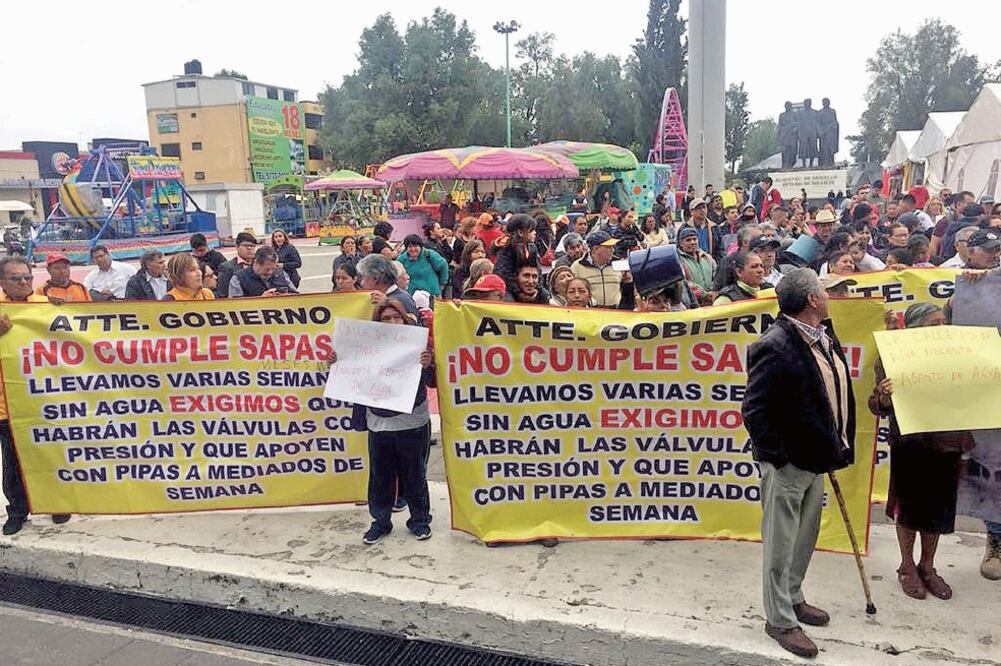 Pobladores aseguraron que el abasto del líquido beneficia a los militantes del PRI; el ayuntamiento reconoció que hay personas que venden pipas de agua, por lo que invitó a los ciudadanos a denunciar cualquier anomalía (EMILIO FERNÁNDEZ. EL UNIVERSAL)