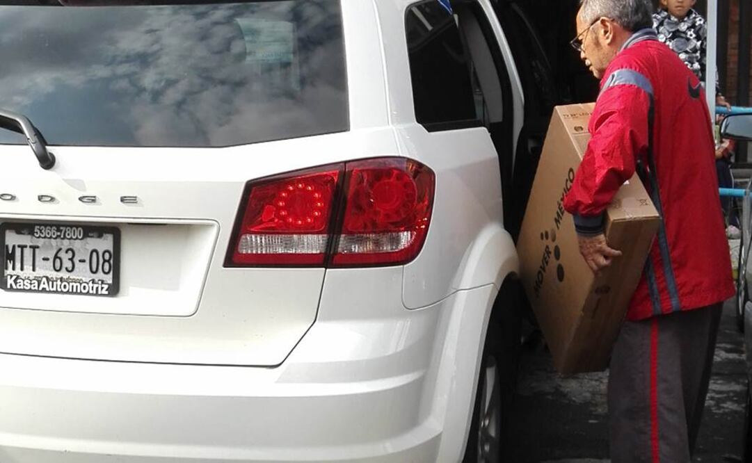 En el caso de la entrega de televisiones digitales en la delegación Benito Juárez, EL UNIVERSAL documentó que un beneficiario transportó su aparato en una camioneta Journey  Dodge, cuyo modelo más económico cuesta 300 mil pesos. FOTO: CARLA MARTÍNEZ