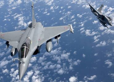 Francia y Rusia bombardean bastión yihadista en Siria