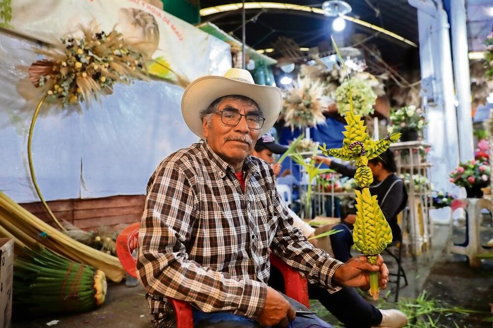 Hombres y mujeres de todas las edades, y en su mayoría en familia, tejen los tradicionales ramos, los cuales ofertan desde 15 pesos. Foto: Paola Reyes/ El UNIVERSAL