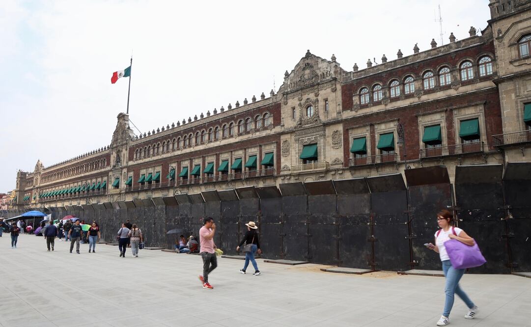 Palacio Nacional, blindado con vallas ante marcha por la desaparición de los 43 normalistas de Ayotzinapa. Foto: Valente Rosas / EL UNIVESRAL