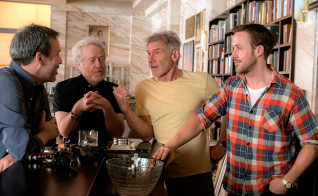 Ridley Scott (2 i-d) producirá la cinta con Harrison Ford (amarillo) y Ryan Gosling  (1d-i) Foto: Tomada de ew.com