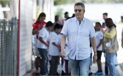 "Chicharito" se retirará en Chivas, dice Vergara 