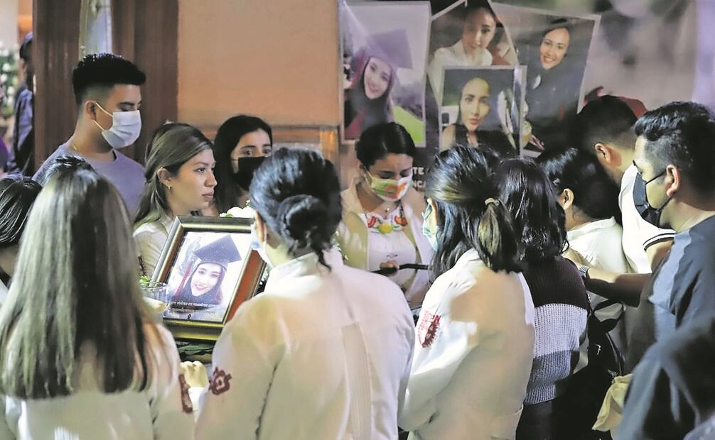 Familiares y amigos de la estudiante Karen Itzel, víctima de feminicidio, velaron su cuerpo en Tláhuac el fin de semana. Foto: Fernanda Rojas/ EL UNIVERSAL.