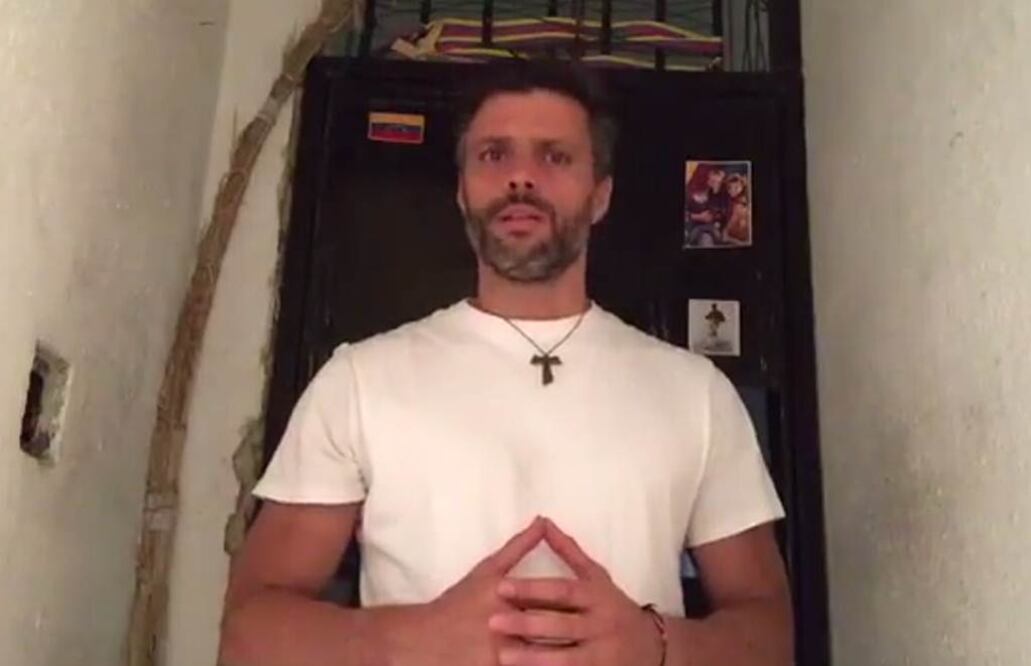 En el video, López reitera sus acusaciones de corrupción e incompetencia en el gobierno, y acusa a las autoridades de matar a docenas de personas en las protestas de 2014, en las que murieron más de 40 personas