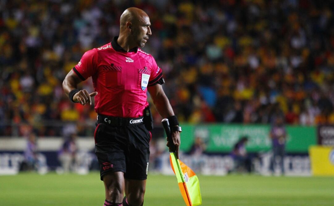 El silbante José Luis Camargo durante un juego del Clausura 2017. FOTO/IMAGO7
