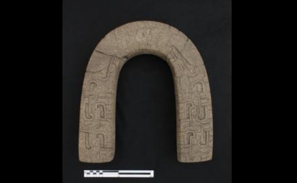 Recuperan yugo totonaco de piedra que representa una serpiente