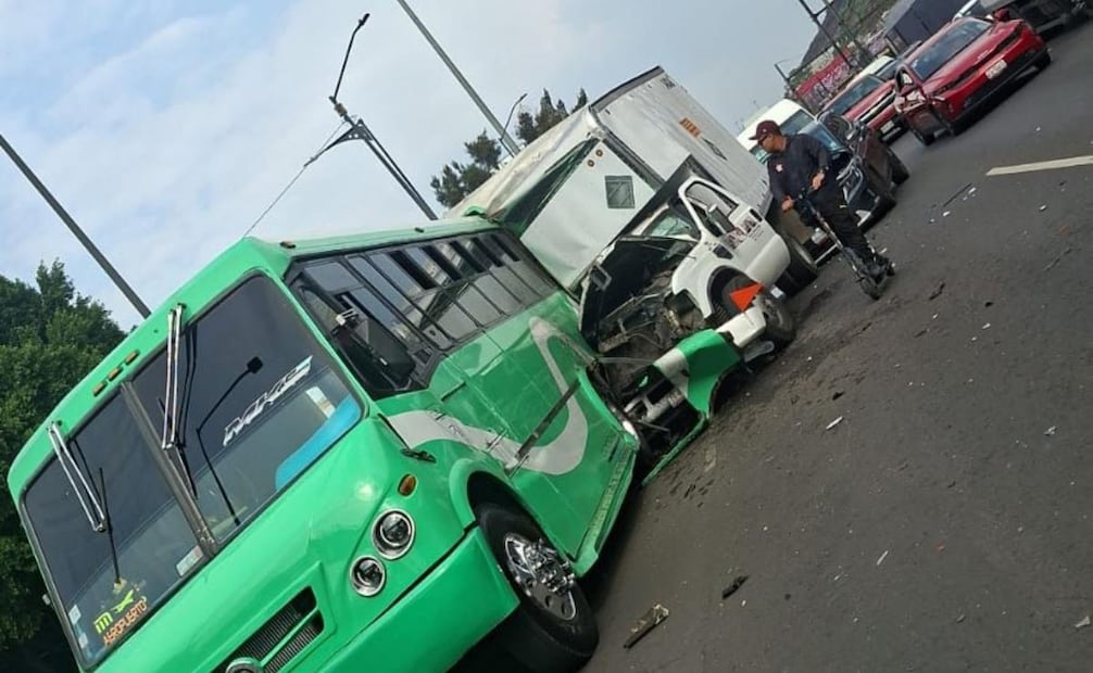 Choque entre transporte público y camionetas deja 9 lesionados en Calzada Zaragoza; conductor huye tras el impacto.
Foto: Especial.