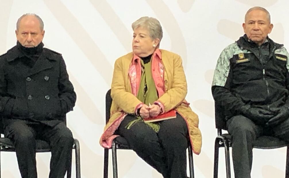 Integrantes del gabinete de AMLO se protegen del frío en Oriental, Puebla. Foto: Alberto Morales / EL UNIVERSAL