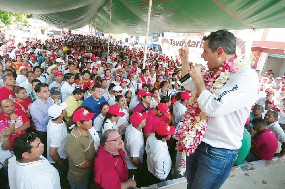 De gira por el Istmo de Tehuantepec, el abanderado tricolor aseguró que, de llegar a la gubernatura, instalará una universidad en la región para que quienes deseen tener una profesión lo logren en su tierra (ESPECIAL)