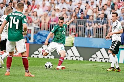 Manchester United buscaría fichar a Hirving Lozano