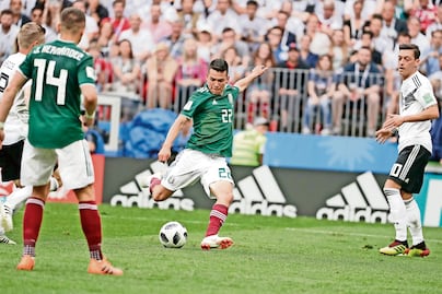 Manchester United buscaría fichar a Hirving Lozano