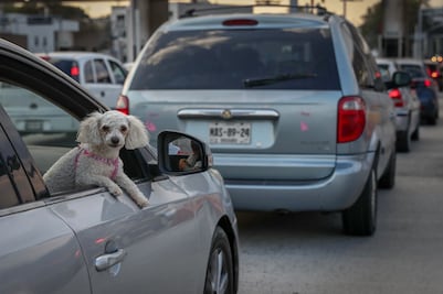 Regresan vacacionistas y saturan carreteras