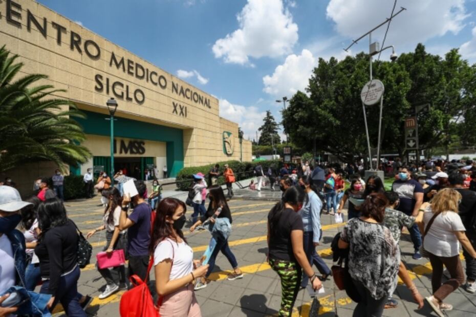 Pese a largas filas y bajo el sol, con ímpetu jóvenes esperaron vacunarse contra Covid-19 en la CDMX