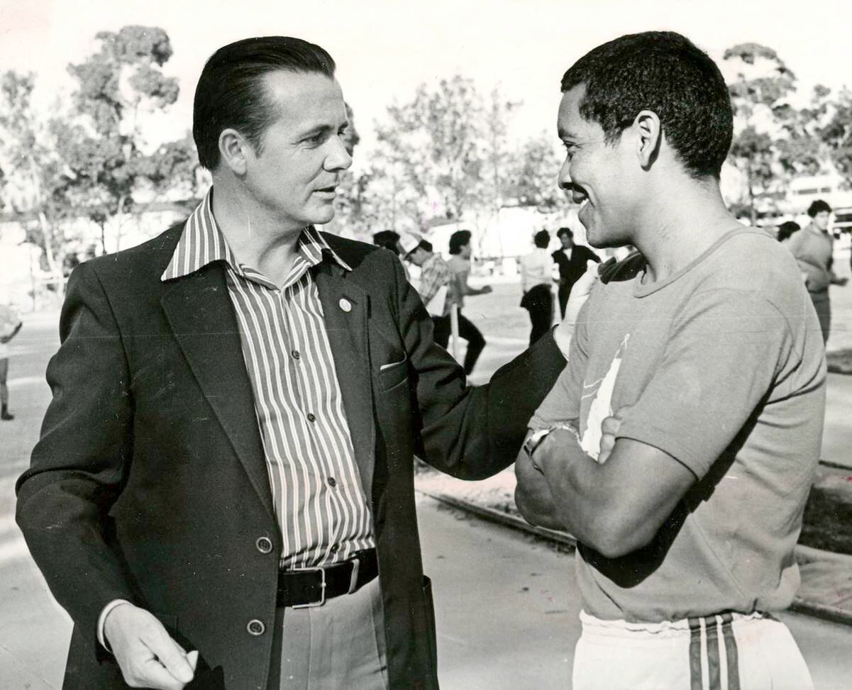 Daniel Bautista (der.) afirmó que Jerzy Hausleber (izq.) fue como un padre con él. Sin embargo, su decisión de retirarse del deporte era tajante, así que el 26 de agosto de 1980 estrechó la mano de su mentor, antes de volver a Monterrey. “Mo voy… nunca más volveré a esta capital”, fueron sus únicas palabras a la prensa. Archivo EL UNIVERSAL.