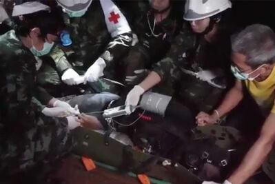 Video muestra a niños aparentemente sedados y en camillas, sacados de cueva en Tailandia