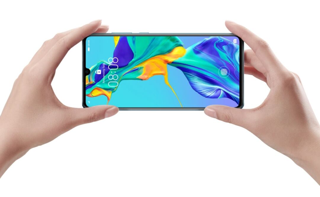 El dispositivo funciona con 4 cámaras traseras, una de 40 mp, una de 20 mp, otra de 8 mp y una adicional, ubicada de manera discreta debajo del flash