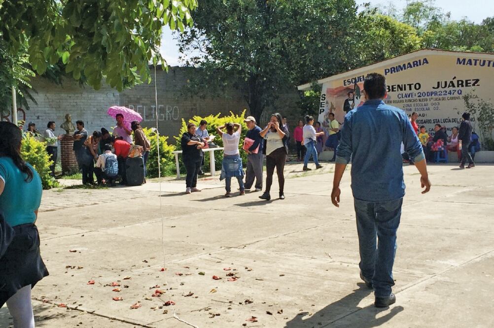 En diversas escuelas del estado de Oaxaca, padres de familia se manifestaron en contra del cierre de aulas que ha realizado la CNTE como medida de protesta contra la reforma educativa (GARCÍA MORALES. EL UNIVERSAL)
