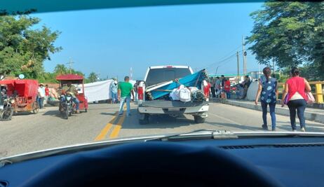 Zoques de los Chimalapas, Oaxaca, bloquean carretera a Chiapas; exigen entrega de recursos