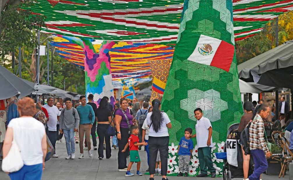 El centro de Zapopan se ha convertido en un punto atractivo por la obra de las tejedoras. Foto: MIGUEL GARCÍA/EL UNIVERSAL