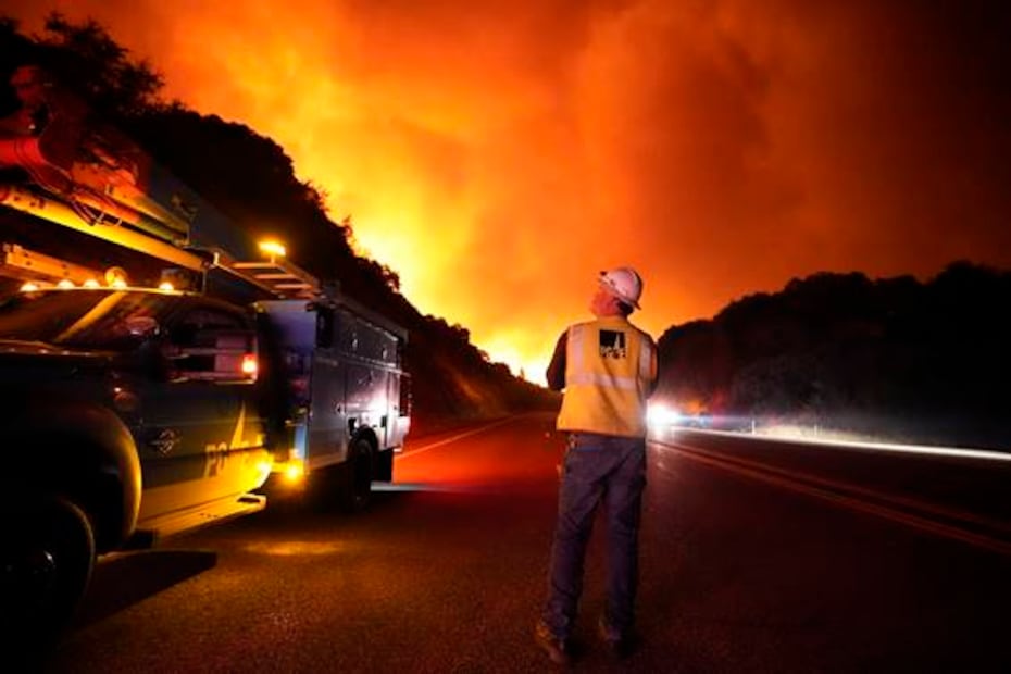 Cientos de evacuados en California por incendios azuzados por fuertes vientos