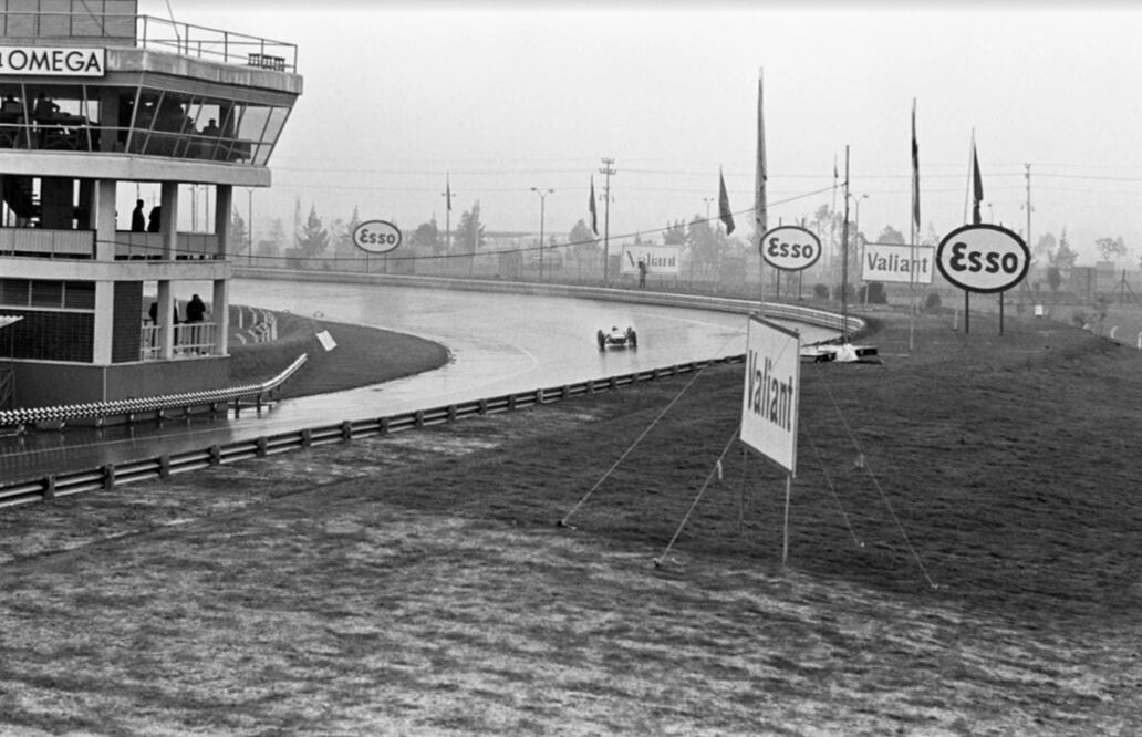 Día lluvioso en el autódromo de la Magdalena Mixiuhca durante el Gran Premio de México F1, Ciudad de México, octubre de 1963. Del lado izquierdo se encuentra la Torre de Control. Crédito: Bob Schalkwijk