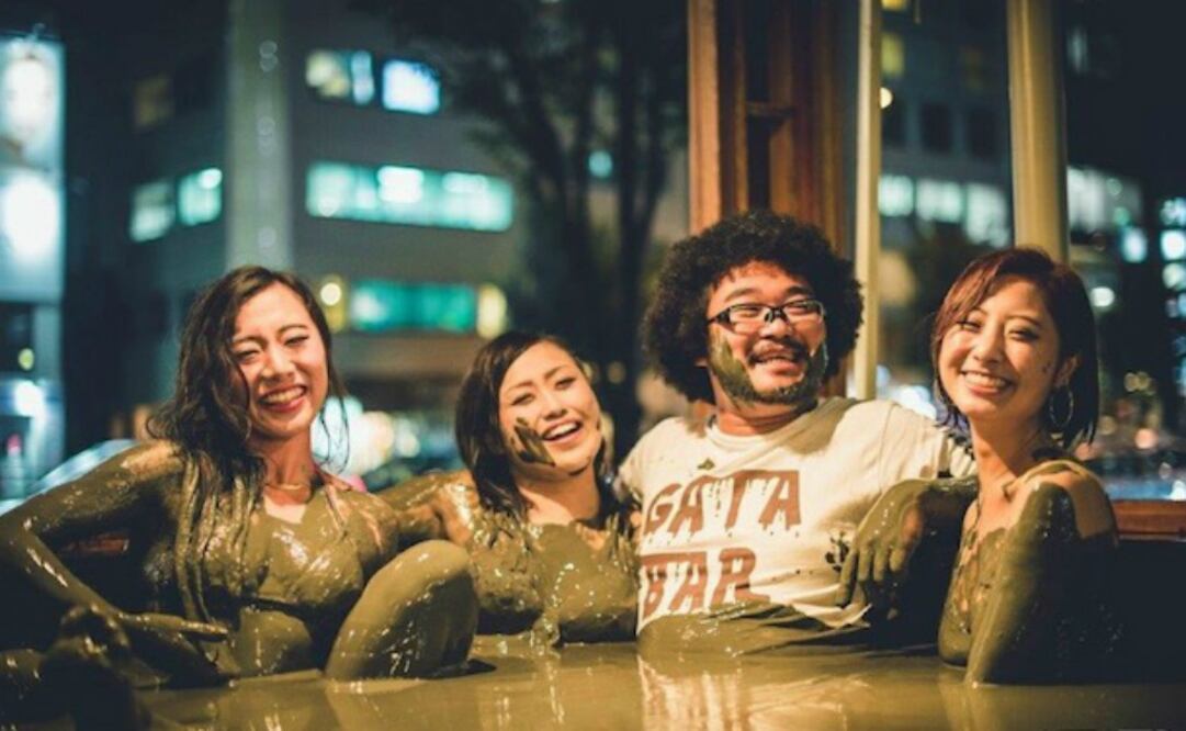 Es común que muchos se lancen al lodo con todo y ropa.  (Foto: Gata Bar)