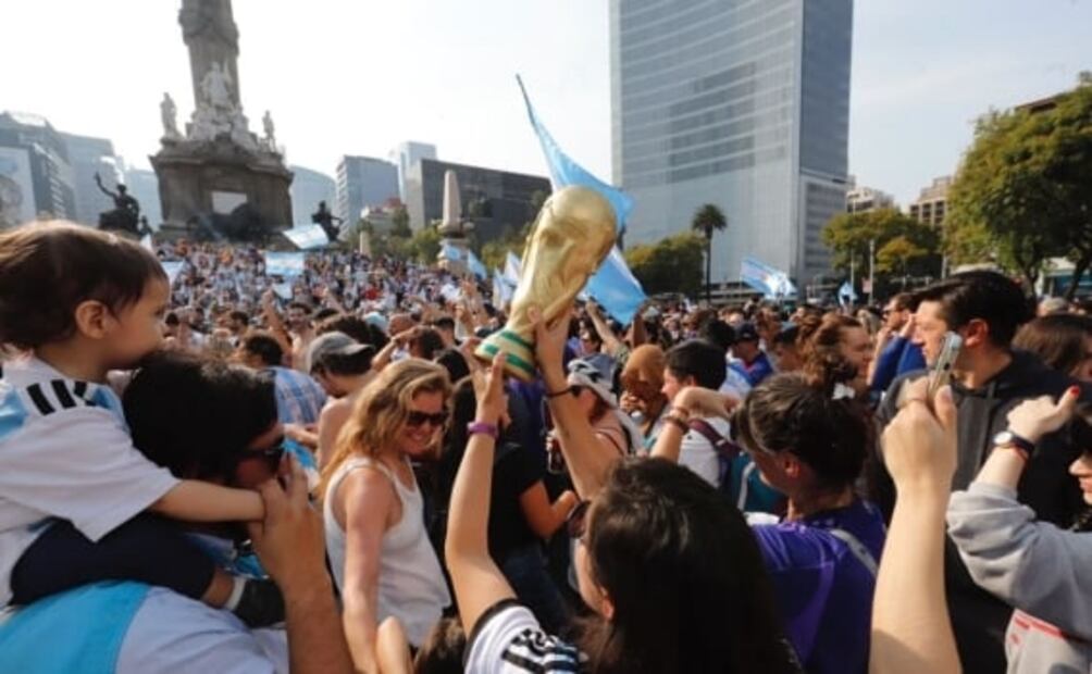 Argentinos festejan en el Ángel con todo y quinceañera