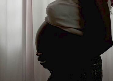 Niña boliviana violada por padrastro da a luz a gemelos