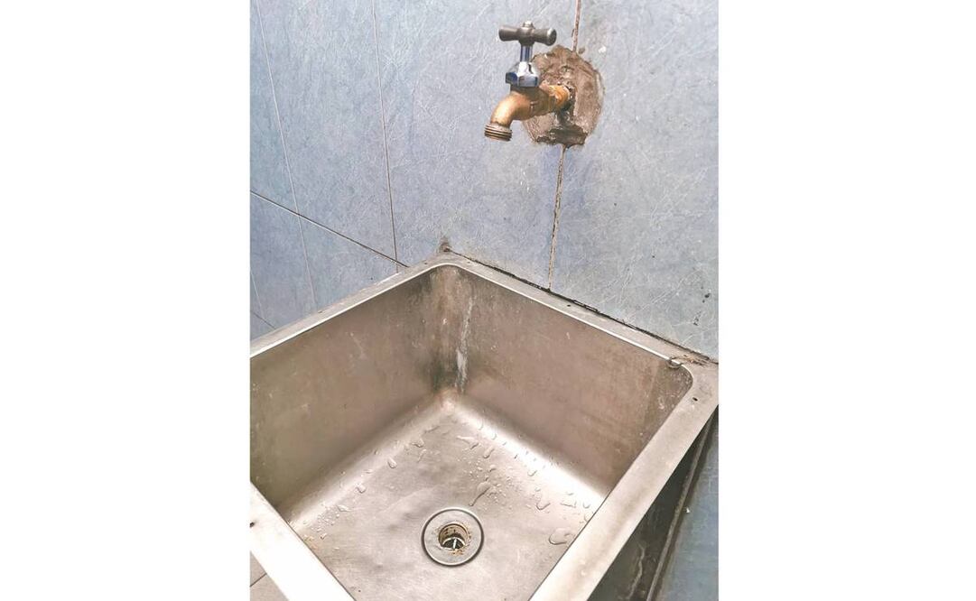 Las taquilleras expresaron que en los baños del Metro no hay jabón y el agua está sucia. Foto: ESPECIAL