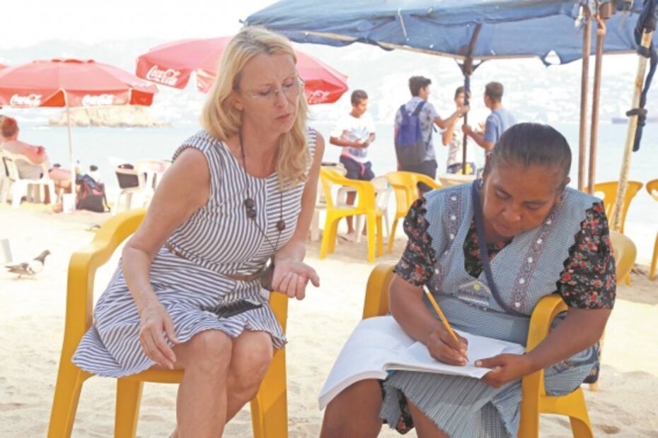 Mujer suiza enseña a leer a ambulantes en playa de Acapulco