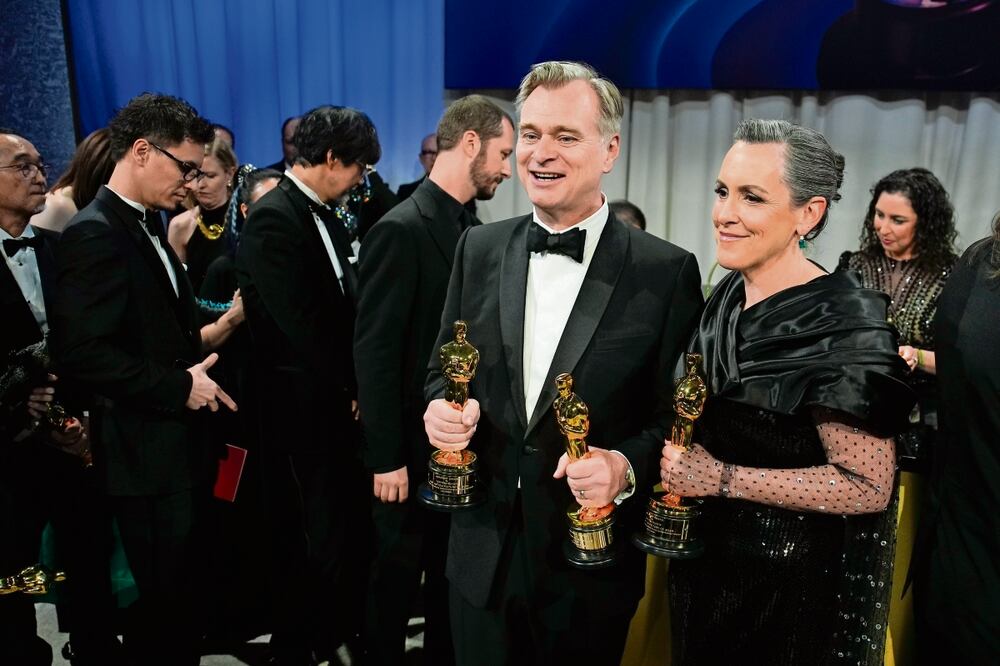 Christopher Nolan y su esposa Emma Thomas llegaron con sus estatuillas; las estrella s
de la noche se limitaron a sonreír y a agradecer las felicitaciones que recibían. Foto: AP, EFE y AFP