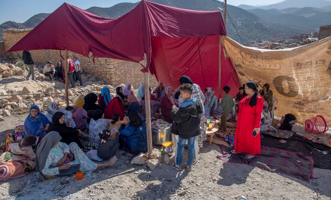 Un grupo de mujeres y niños se refugian bajo una tienda de campaña improvisada tras un terremoto en Marrakech, Marruecos. Foto: EFE