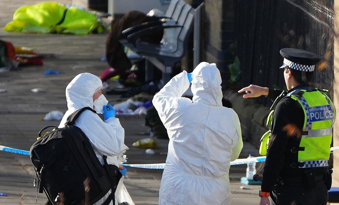 Investigadores forenses revisan el área donde viajero dejaron sus pertenencias tras un apuñalamiento masivo en un tren, en Huntingdon, Inglaterra. FOTO: KIRSTY WIGGLESWORTH. AP