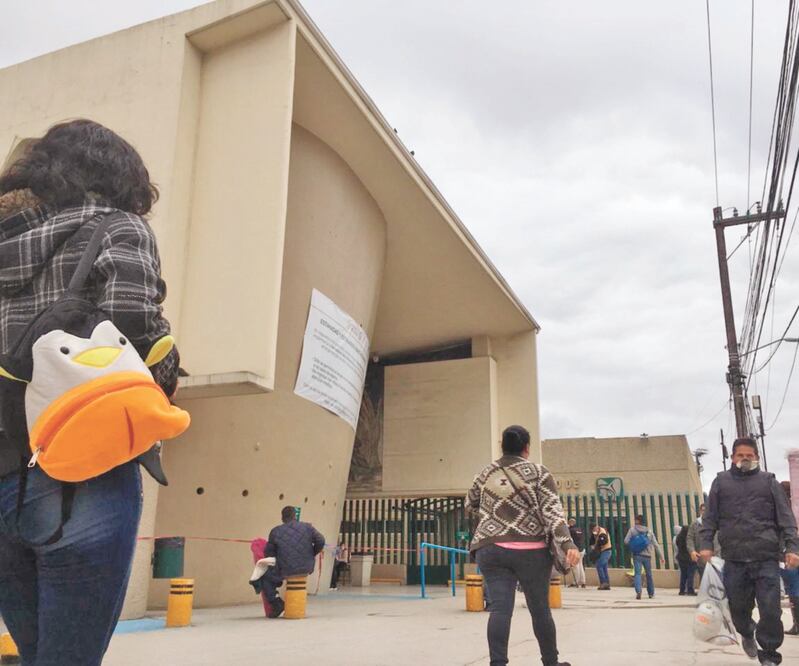 El ir y venir de personas es constante en la entrada de los hospitales de Tijuana que atienden a personas con Covid-19. GABRIELA MARTÍNEZ. EL UNIVERSAL