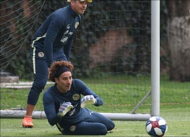 Ochoa entrena con América a la espera de su debut