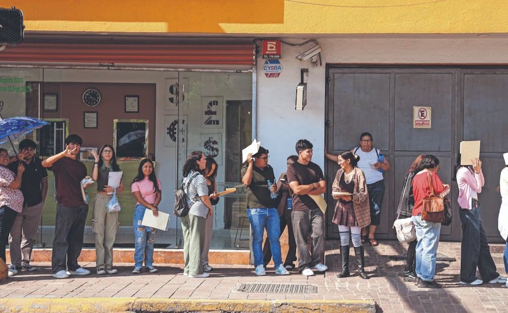 La fila para ingresar, que rebasó los 100 metros de largo, comenzó a las 4 de la tarde. Foto: Gabriel Pano/ EL UNIVERSAL